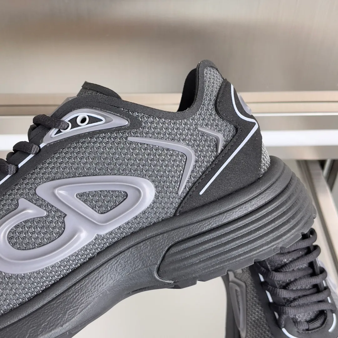 [DIOR] P: 560💰 Men's 39-44 (customized at 45.46) Dior Dior B30 series Countdown technology sneakers casual dad shoes This B30 Countdown technology sneaker is a new product in the 2026 spring men's wear series. The sports silhouette combines high-end logos and technological performance, making it unique. Lightweight and comfortable, it's inspired by modern running and crafted from materials like white and gray N30 nylon, a breathable technical fabric with multiple layers of translucence. Decorated with navy blue injection molded rubber panels and a graphic reinterpretation of the CD30 logo to enhance the style. Rubber Dior B30 and CD30 logos on the tongue and backside. The textured-effect sole is made from elastic rubber and foam and features classic details for ideal comfort. Can be matched with sportswear and casual outfits to create a sophisticated look. Exquisite packaging at the delivery counter 🛍📦 ▪️Fabric: original customized technical fabric + mesh ▪️Inner lining: customized breathable lining ▪️Outsole: original molded IP foam + TPU outsole ▪️Insole thickness: 3.5CM
